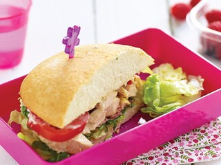 Gevuld brood met bacon, sla en tomaat