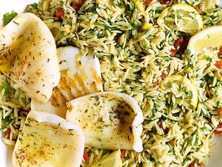 Salade d’orzo aux calmars grillés et aux herbes fraîches