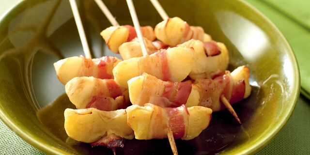 Brochettes de pommes au lard