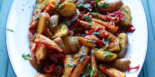 Salade van rode aardappelen, minimaïs, rode paprika, rode uien, koriander en tex-mexkruiden