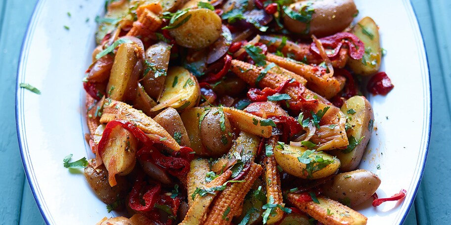 Salade van rode aardappelen, minimaïs, rode paprika, rode uien, koriander en tex-mexkruiden