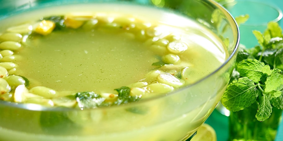 Punch van citroenkruid, munt, limoen, gember en rum