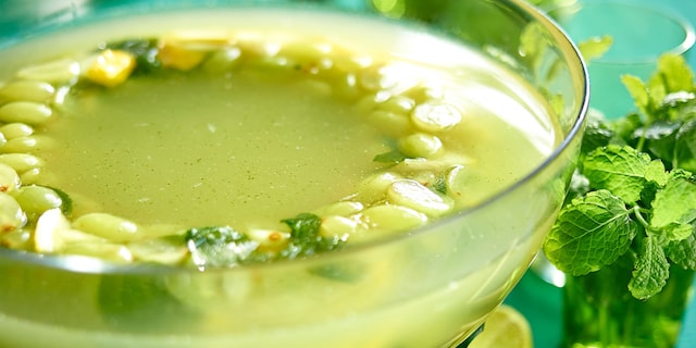 Punch van citroenkruid, munt, limoen, gember en rum