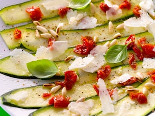 Carpaccio van courgettes met radijzen, pijnboompitten en Parmezaanse kaas