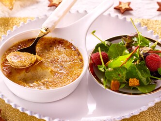 Crème brûlée met ganzenlever, salade met frambozen en dobbelsteentjes van peperkoek