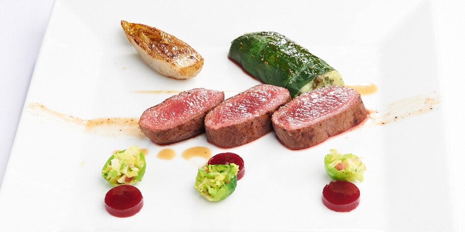 Noisettes de chevreuil au genévrier et garniture automnale