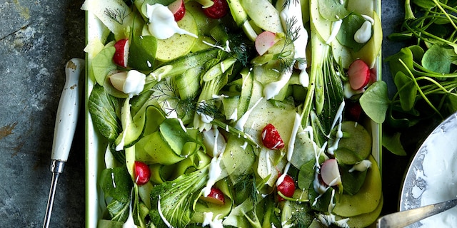 Salade van appel, koolrabi, postelein, radijzen, komkommer, dille en yoghurt