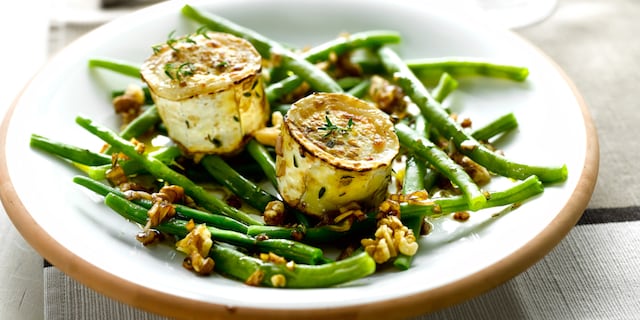 Warme salade van sperziebonen met geitenkaas