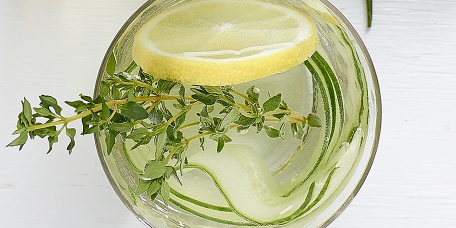 Eau aromatisée au concombre, thym, citron et sirop d’agave