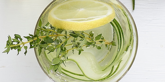 Gearomatiseerd water van komkommer, tijm, citroen  en agavesiroop