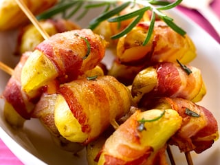 Aardappelbrochettes met spek en rozemarijn