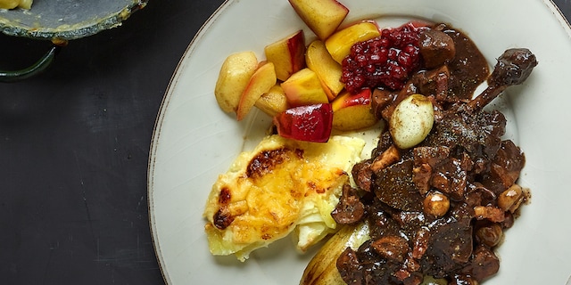 Carbonnades de lièvre, gratin céleri-rave/pommes de terre, chicons sautés, compote de pommes aux airelles