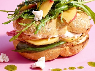 Croque pistolet met geitenkaas, Italiaanse ham en perzik