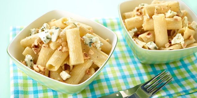 Salade van pasta met hazelnoten en roquefort