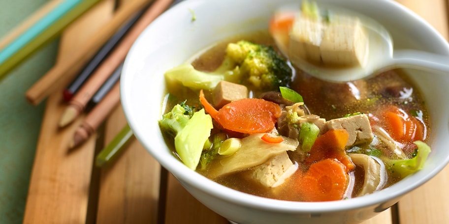 Nage de tofu mariné aux légumes