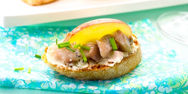 Crostini met maatjes en appels