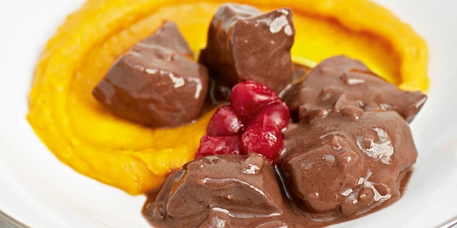 Hinderagout met chocolade, puree van kastanjepompoen