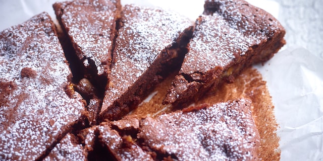 Chocoladegebak met specerijen, droge vruchten en rum