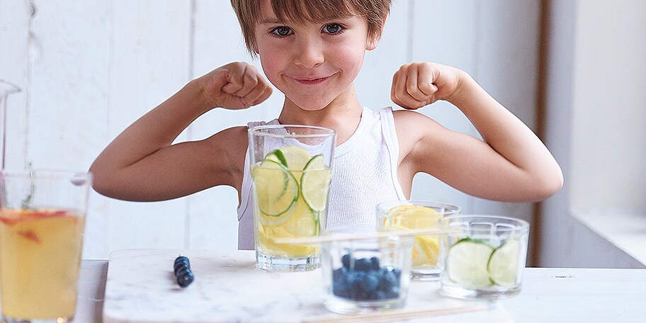 Icetea met limoen, citroen en blauwe bessen