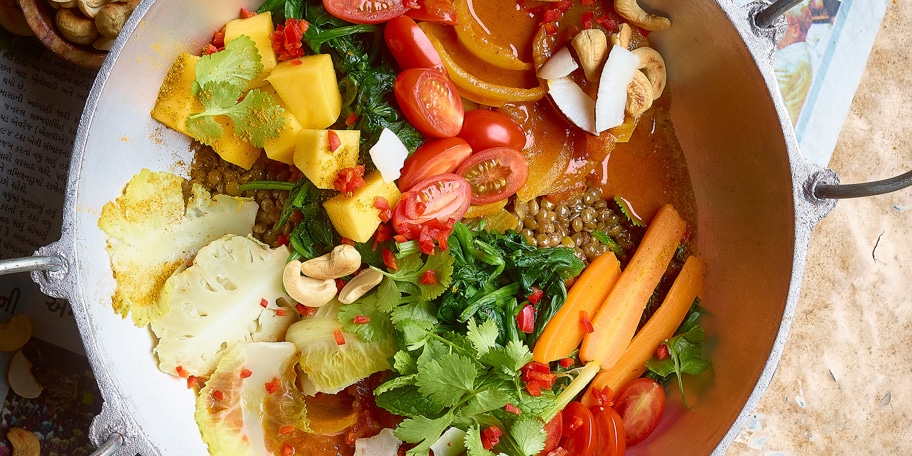 Curry de légumes à l’indienne et crème aux fines herbes