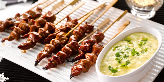 Brochettes de canard, sauce au chutney de mangue