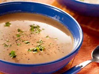 Consommé rose de champignons de Paris