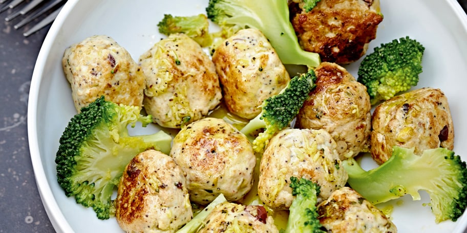 Boulettes de poulet aux airelles, brocoli sauté au gingembre