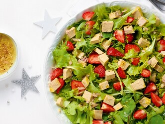 Salade folle au foie gras et aux fraises, vinaigrette à l’échalote