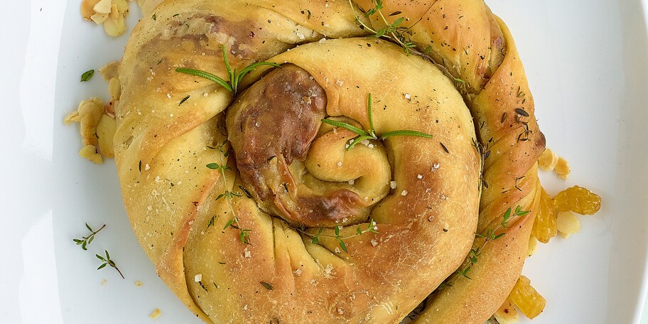 Feuilleté au haché, safran, oignons et amandes