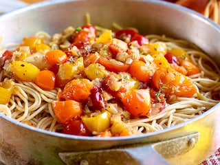 Volkorenspaghetti met gekonfijte sjalotten en kerstomaten