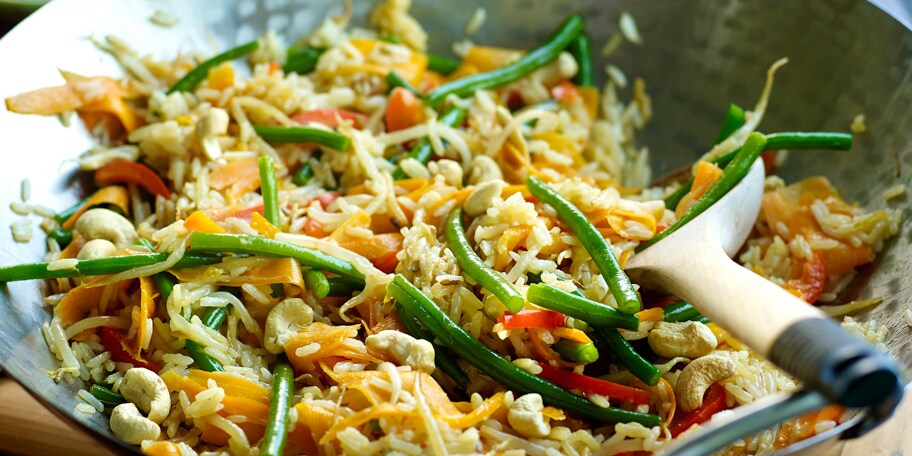 Gebakken rijst met groenten en cashewnoten