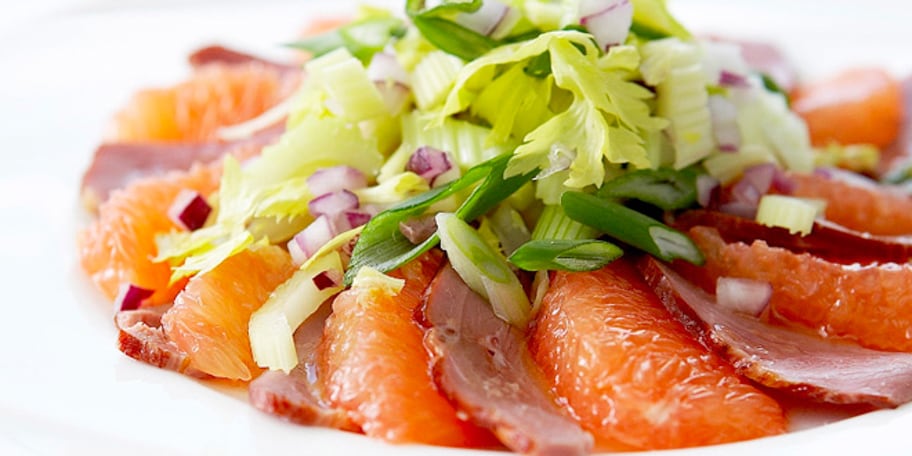 Carpaccio van gerookte eendenborst met roze pompelmoes