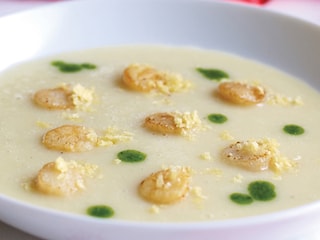 Soupe de pommes de terre, noix de pétoncles et huile de ciboulette