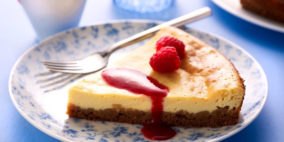 Cheesecake met vanille, speculaas en frambozencoulis