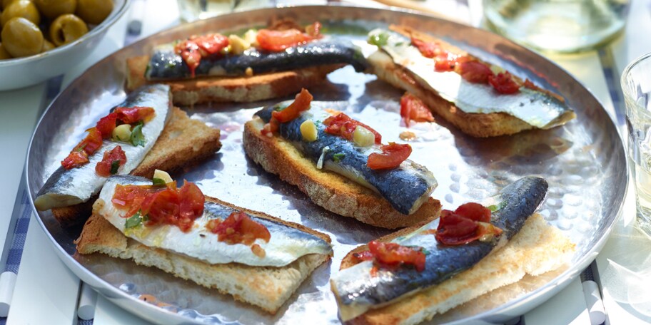 Crostini met sardines en gekonfijte tomaten