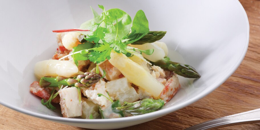 Salade van King Crab met mayonaise, ansjovis en groene sla