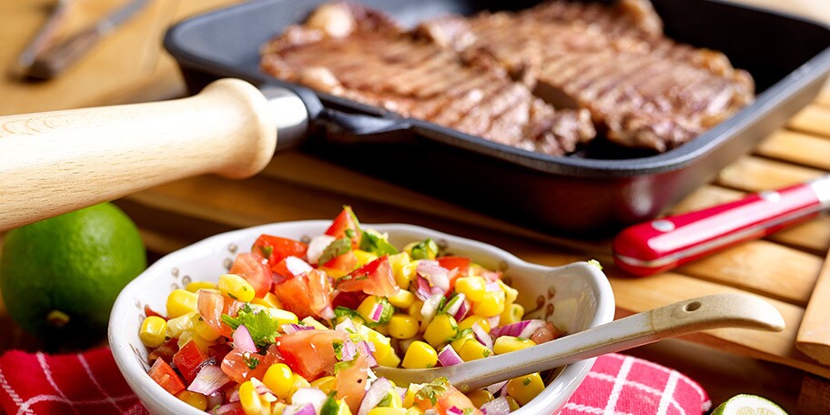 Entrecôtes grillées et salsa de maïs