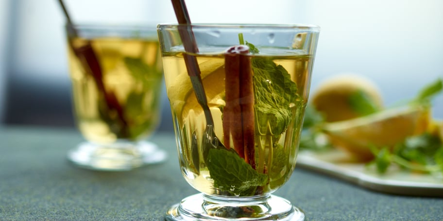 Thee van munt, citroen, kaneel