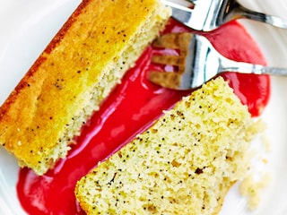 Gâteau léger au tofu soyeux, coulis de prunes et huile de noisettes