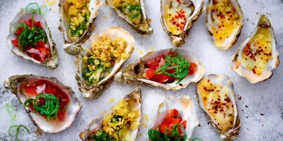 Trio van gegrilde oesters