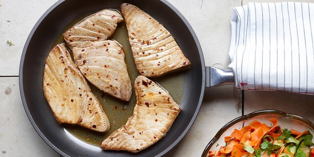 Thon parfumé à l’huile de sésame, salade de concombre et carottes