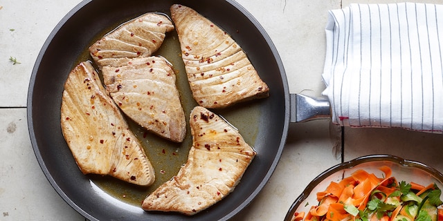 Thon parfumé à l’huile de sésame, salade de concombre et carottes