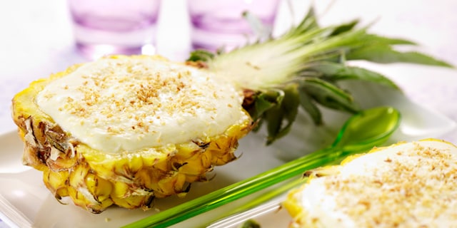 Halve ananas gevuld met ananasmousse