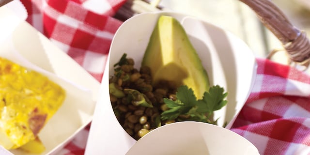 Zoutarme salade van groene linzen met verse munt en avocado