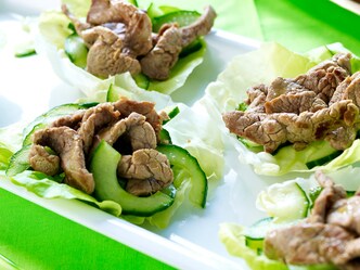 Salade van rundvlees met komkommer