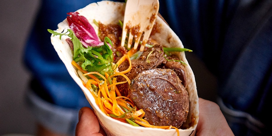 Wrap met kippenlevertjes, vijgenchutney en wortelen in het zuur