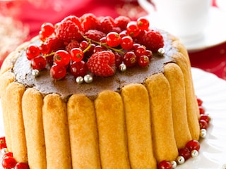 Charlotte au chocolat, aux poires et aux fruits rouges