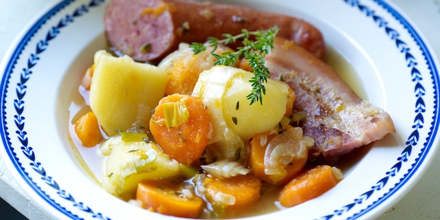 Potée aux carottes, lard et saucisse fumée