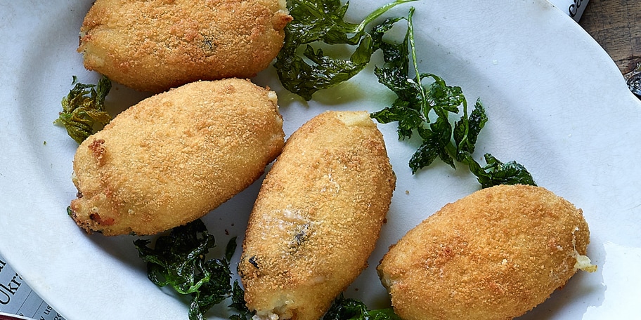 Mosselkroketten met gefrituurde selderblaadjes