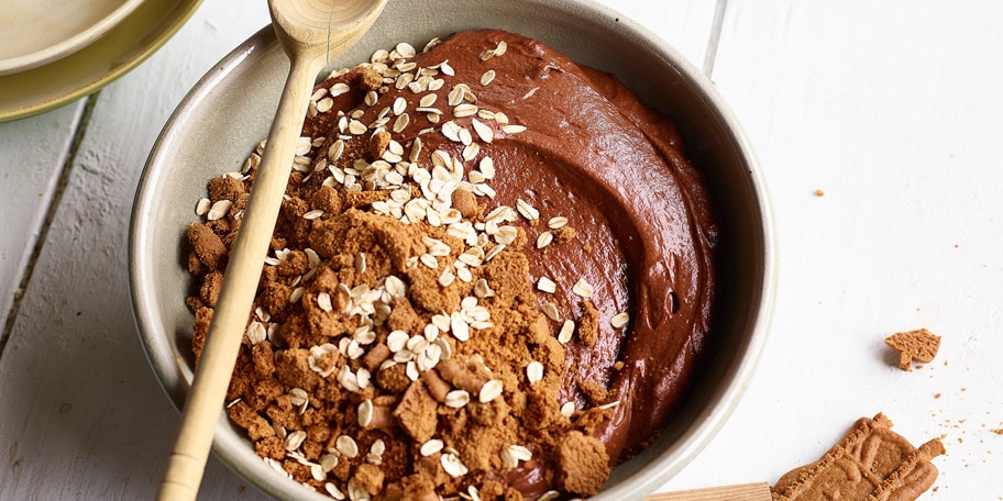 Chocolademousse met speculaascrumble en havervlokken